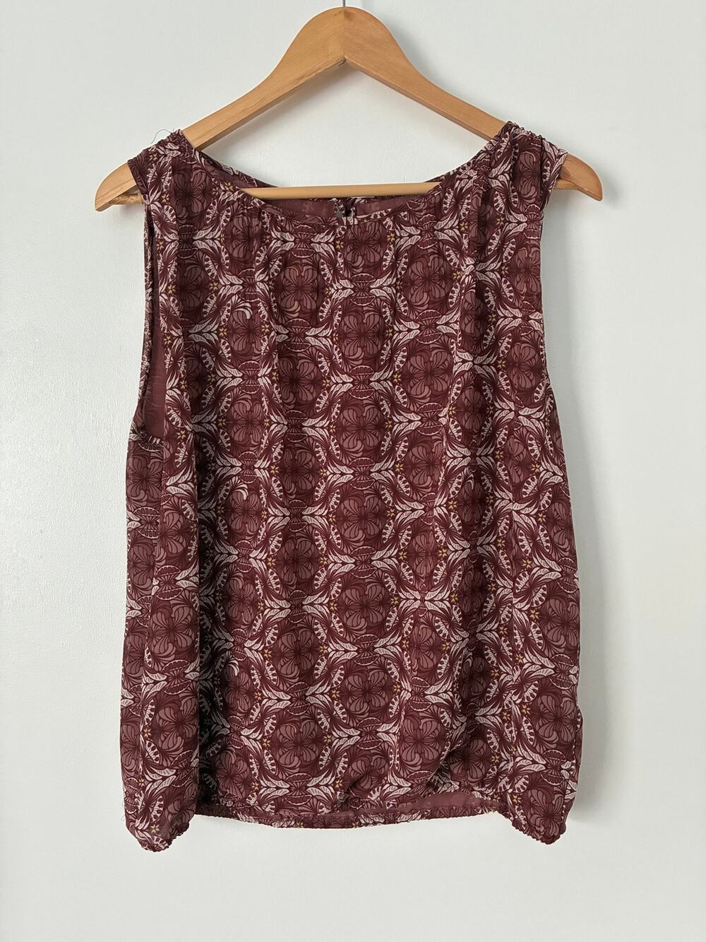 Max Studio Cranberry Red Sleeveless Graphic Leaf Print Elastic Hem Blouse Size L